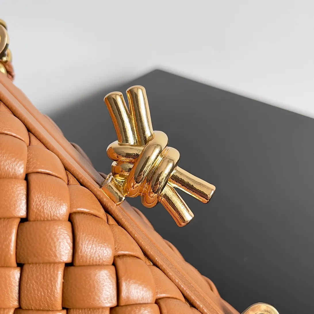 Batch 2260 BOTTEGA VENETA KNOT evening bag chain version for women is now on the market! Delicate and elegant, soft and powerful, this bag is definitely a representative of intellectual women. As an evergreen model of BV, the blessing of the chain is the icing on the cake. The classic weaving once again interprets the unique craftsmanship (the chain can be disassembled separately). Style number: 776662 Size: 19*11.5*5cm